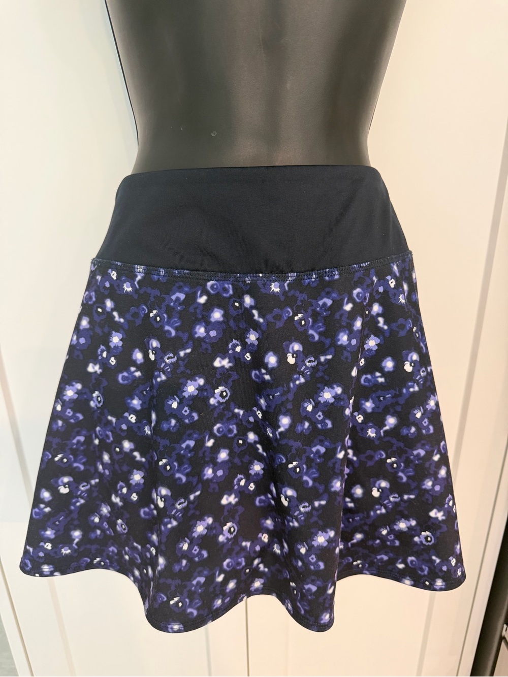 NAVY PRINT SZ M skort 
ATHLETIC WEAR 
GOLFING, pickle ball, walking, 
exc. cond,